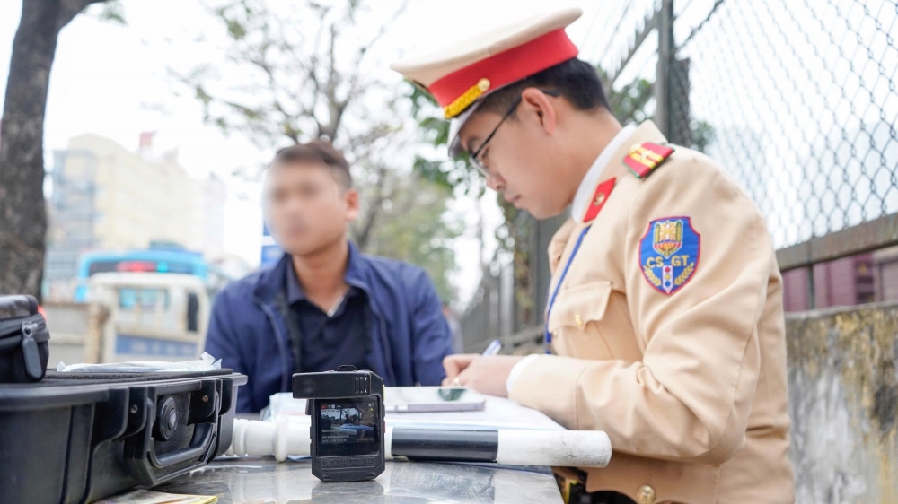 Hà Nội: CSGT kiểm soát chặt các bến xe, tuyến cửa ngõ ra vào Thủ đô