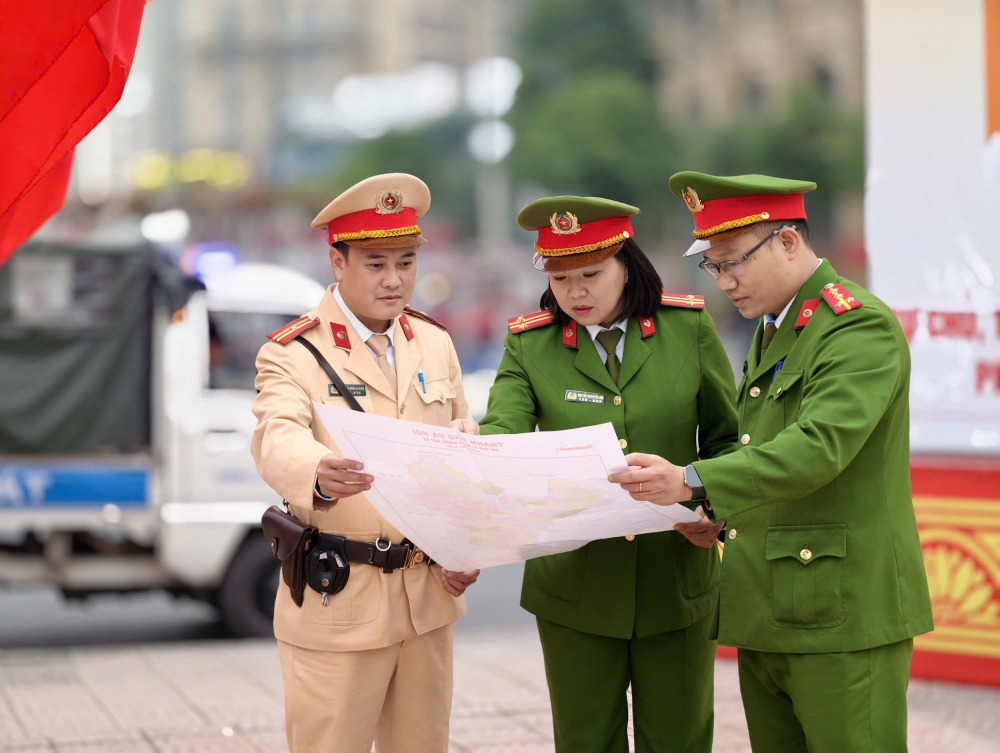 Công an Hà Nội siết chặt an ninh, an toàn trước giờ bắn pháo hoa Tết Dương lịch 2026 Công an Hà Nội siết chặt an ninh, an toàn trước giờ bắn pháo hoa Tết Dương lịch 2026