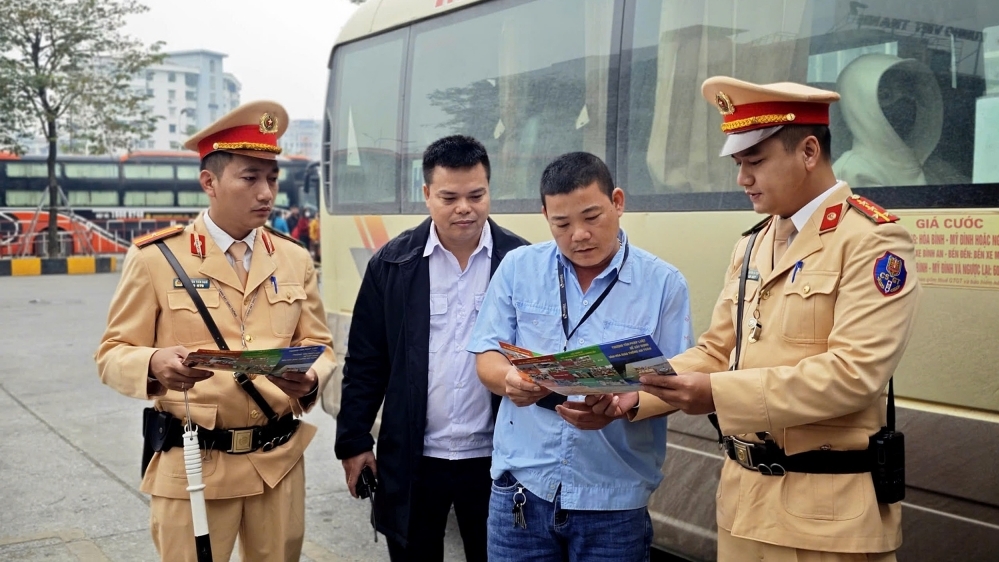 Hà Nội: CSGT kiểm soát chặt các bến xe, tuyến cửa ngõ ra vào Thủ đô