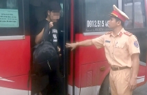 Xe 29 chỗ ngồi bị phát hiện nhồi nhét 64 khách trên cao tốc