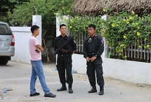 Cảnh sát vũ trang phong toả khu phố, bắt nghi phạm ma túy