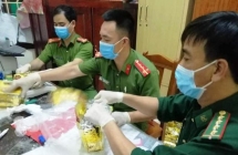 Các bao tải ven đường chứa gần 1 tấn ma túy đá, công an bắt 3 đối tượng