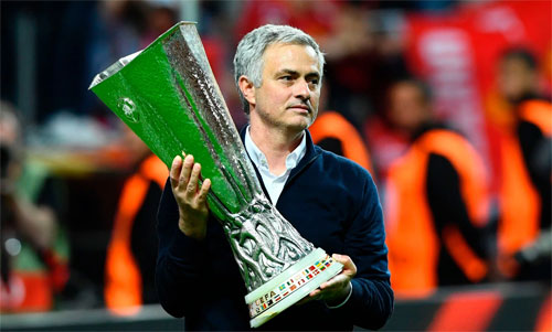 Mourinho: "Đừng quên một năm rưỡi trước tôi giành Europa League"