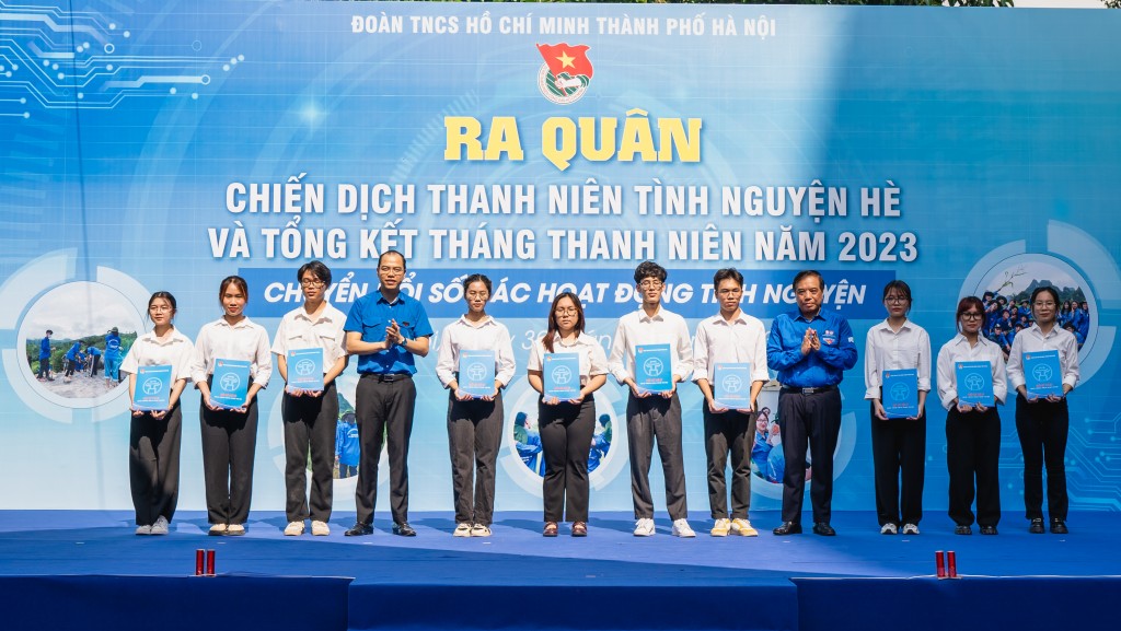 Đại diện Thành đoàn - Hội Sinh viên Việt Nam TP Hà Nội trao tặng 10 suất học bổng cho các sinh viên trường Đại học Ngoại thương