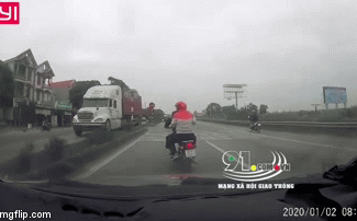 Nghe tiếng ô tô phanh, người phụ nữ nhảy khỏi xe