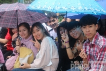 Bạn trẻ đội mưa "trẩy hội" Sách và Hành động 2019