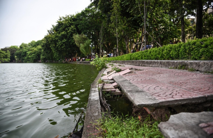 Bất đồng phương án sửa kè hồ Gươm bằng bê tông lắp ghép