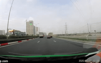 Ô tô tông mạnh vào đuôi xe tải trên cao tốc Pháp Vân