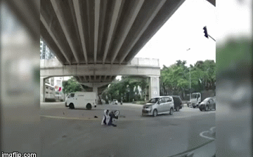 Nam thanh niên hành động khó hiểu sau va chạm với ô tô