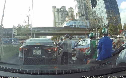 Tài xế Grab bất ngờ ngã quỵ xuống đường