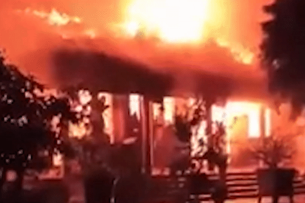 chua co hon 300 tuoi boc chay giua dem