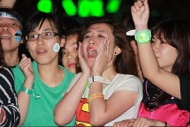Fan Kpop gào thét, bật khóc khi gặp thần tượng tại Hà Nội