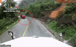 Xe container lật ngang giữa khúc cua