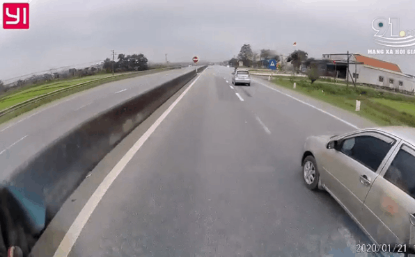 Xe khách lao kinh hoàng vào dải phân cách