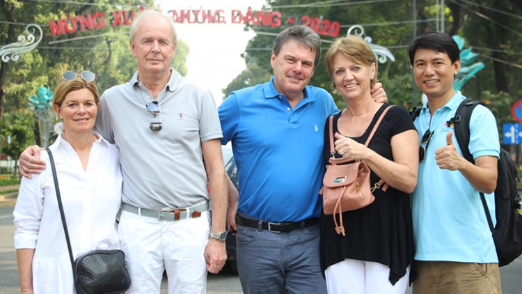 Khách Tây bất ngờ với kỳ nghỉ Tết dài của người Việt