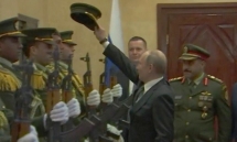 Putin nhặt mũ cho lính danh dự