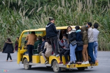 Du khách đu bám xe điện tại chùa Tam Chúc