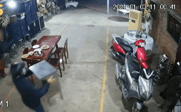 hai thanh nien trom thung tien vieng dam ma hon 400 trieu