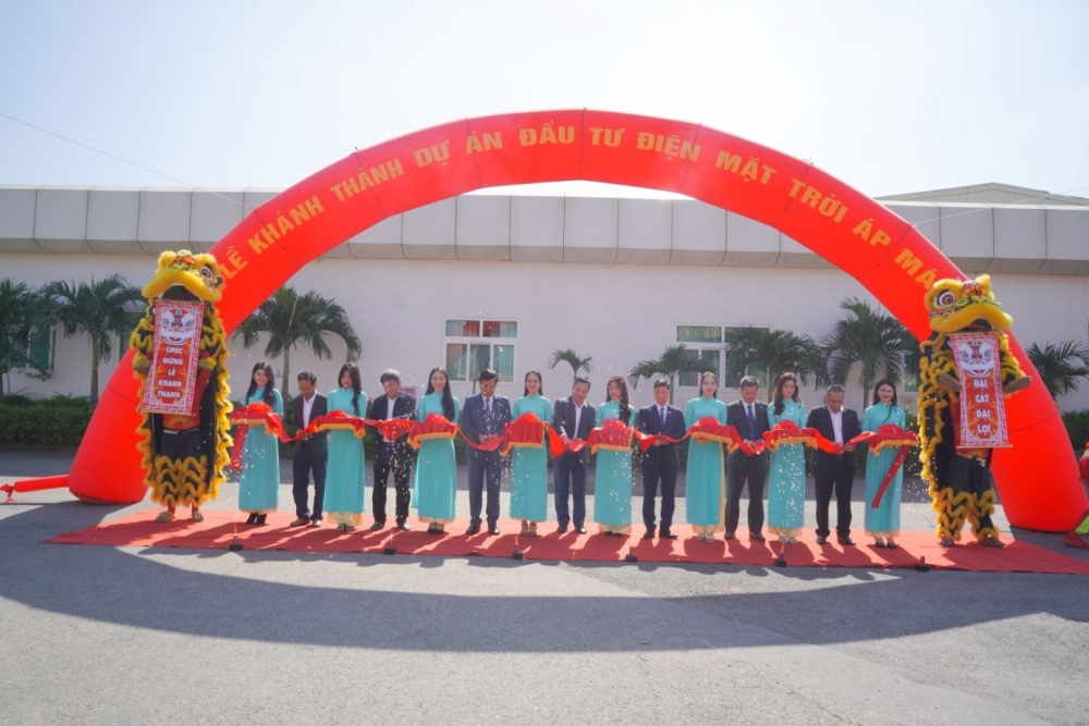 Các đại biểu cắt băng khánh thành dự án đầu tư điện mặt trời áp mái tại Quảng Nam