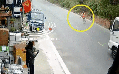 tai xe phanh chay lop tranh nguoi dan ong bat ngo lao ra duong