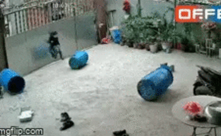 tre choi mot minh trong san gap tai nan kinh hoang