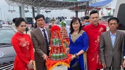 dam cuoi gap dich covid 19 nha trai don dau ngay tren cau