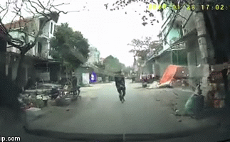 Người đàn ông bất ngờ nhảy lên nắp capo "ăn vạ"