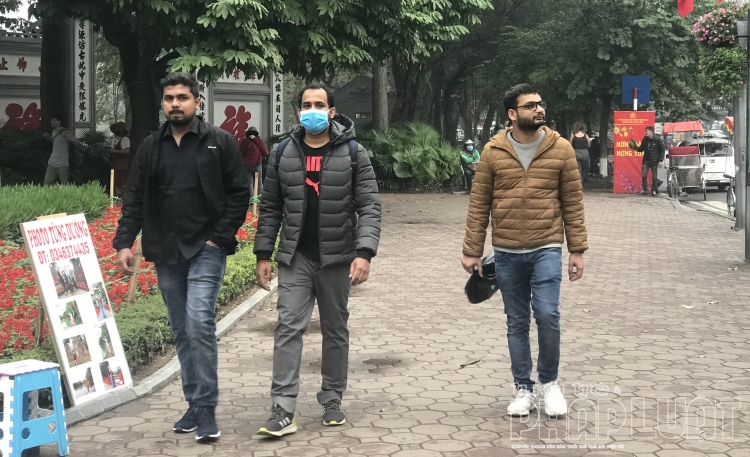 Đeo khẩu trang thời corona: Người sốt sắng, kẻ "thờ ơ"