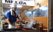 Quán chỉ bán 10 tô mì lửa mỗi ngày