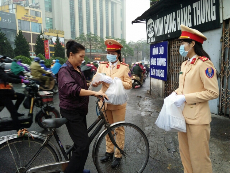 csgt ha noi phat khau trang tan tay nguoi dan