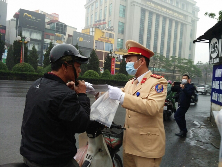 csgt ha noi phat khau trang tan tay nguoi dan