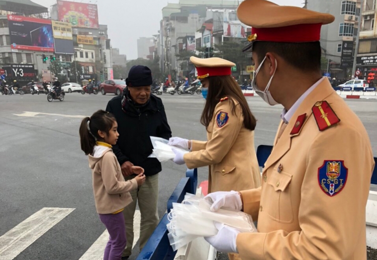 csgt ha noi phat khau trang tan tay nguoi dan