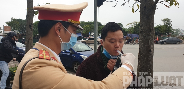 Thổi nồng độ cồn không lo lây nhiễm virus Corona