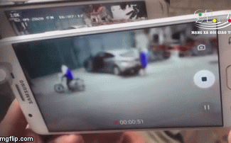 Xe bán tải tông văng hai người đang giải quyết va chạm