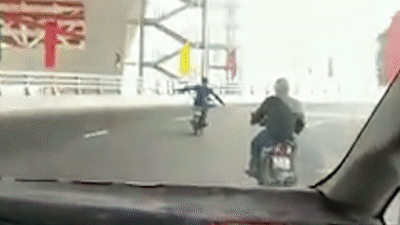Nam thanh niên đi xe máy buông hai tay trên cầu Hoàng Văn Thụ