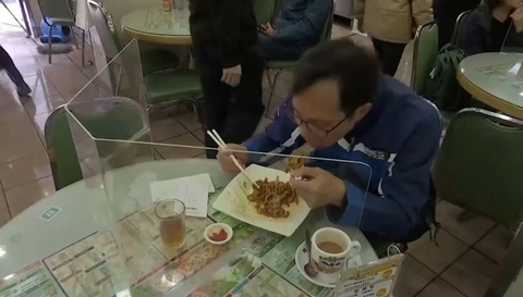 Nhà hàng lẩu Hong Kong ngăn virus Corona bằng tấm chắn trên bàn ăn