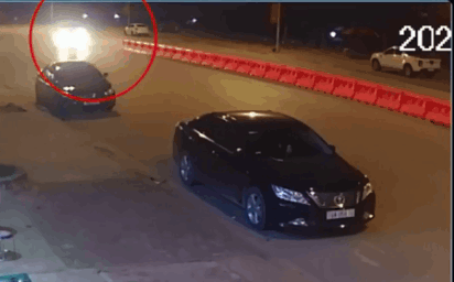 Xe Fortuner "cày nát" dải phân cách rồi bỏ đi