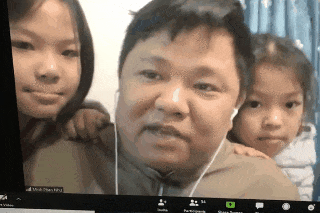 Thầy giáo vừa dạy trực tuyến vừa trông con giữa mùa dịch Covid-19