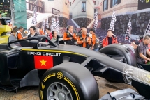 Mô hình xe đua F1 bất ngờ "dạo phố" Hà Nội