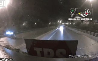 Ô tô đi ngược chiều nháy đèn liên tục trên đường vành đai 2