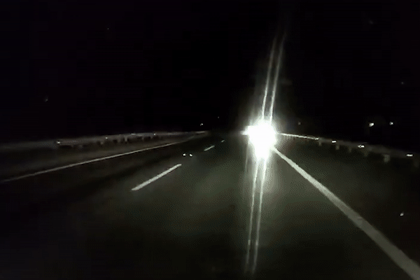 Hai ô tô chạy ngược chiều trên cao tốc Nội Bài - Lào Cai