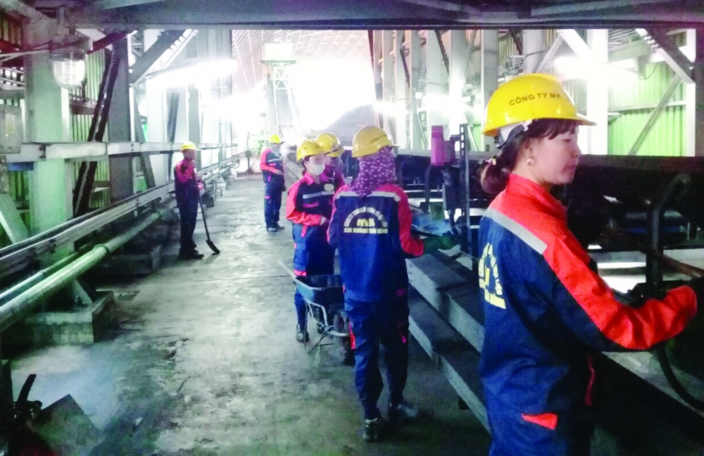 Nhóm công nhân đang làm việc tại Nhà máy Nhiệt điện Thái Bình Nhóm công nhân đang làm việc tại Nhà máy Nhiệt điện Thái Bình