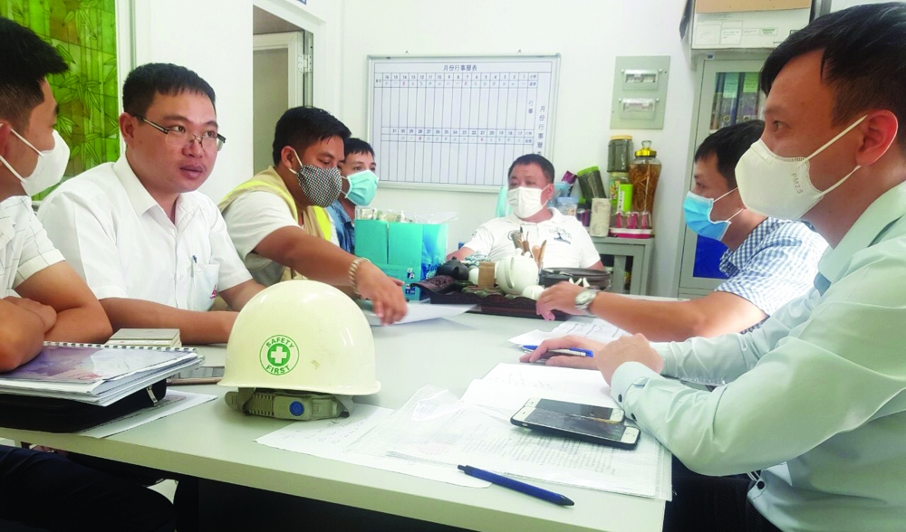 Ông Phạm Duy Khánh - Giám đốc Công ty MK (ngoài cùng bên phải) đang làm việc với các chuyên gia Trung Quốc tại nhà máy Minh Đức, Vĩnh Phúc Ông Phạm Duy Khánh - Giám đốc Công ty MK (ngoài cùng bên phải) đang làm việc với các chuyên gia Trung Quốc tại nhà máy Minh Đức, Vĩnh Phúc