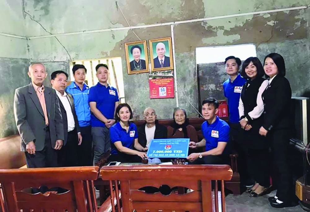 Đại diện tuổi trẻ EVNHANOI tặng quà gia đình chính sách Đại diện tuổi trẻ EVNHANOI tặng quà gia đình chính sách