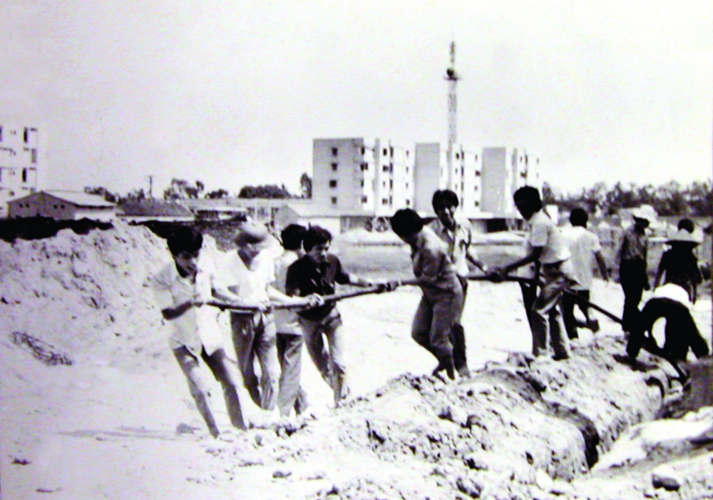 Tuổi trẻ EVNHANOI kéo cáp vượt sông Hồng thời kỳ chống Mỹ Tuổi trẻ EVNHANOI kéo cáp vượt sông Hồng thời kỳ chống Mỹ