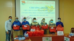 Công nhân trẻ đón Tết xa quê để mùa xuân thêm ý nghĩa