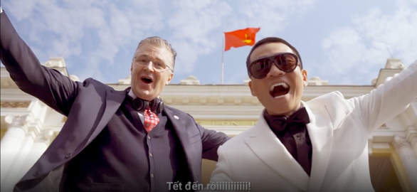 Đại sứ Mỹ tại Việt Nam Daniel Kritenbrink và rapper Wowy trong video chúc Tết Nguyên đán - Ảnh chụp màn hình