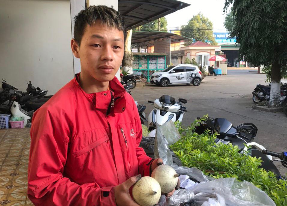 Thanh niên lôi kéo 2 học sinh sản xuất pháo