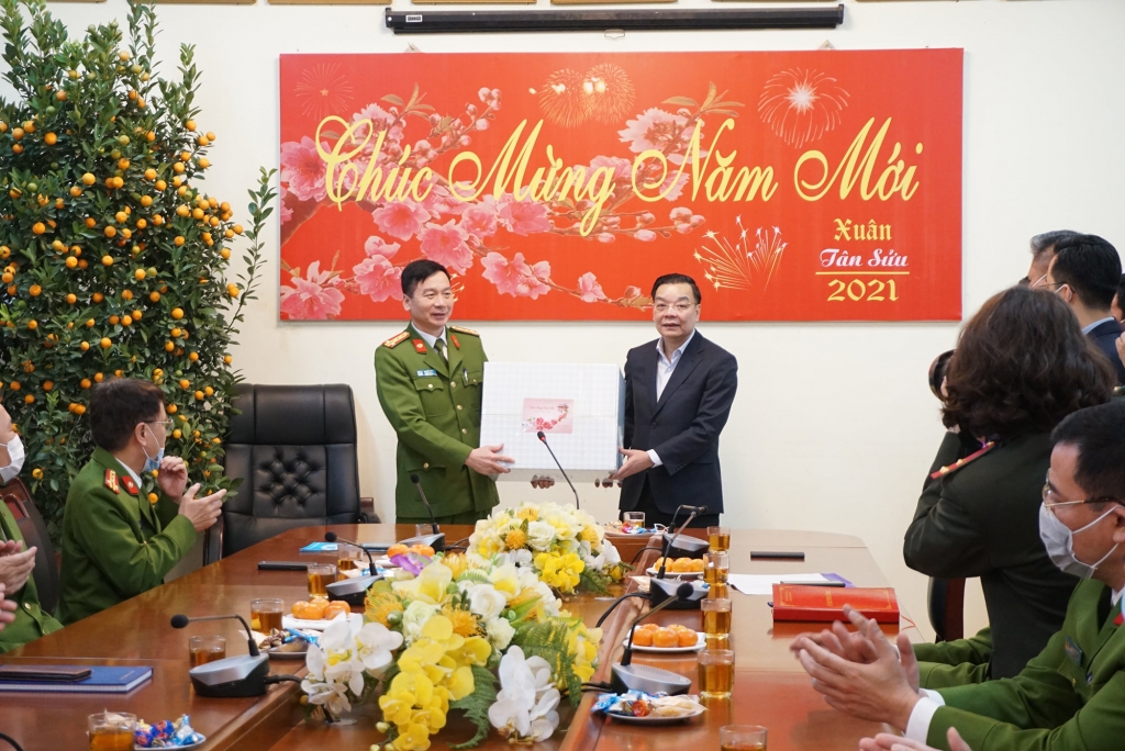 Chủ tịch UBND TP Hà Nội Chu Ngọc Anh tặng quà cán bộ, chiến sỹ Phòng Cảnh sát hình sự Công an TP