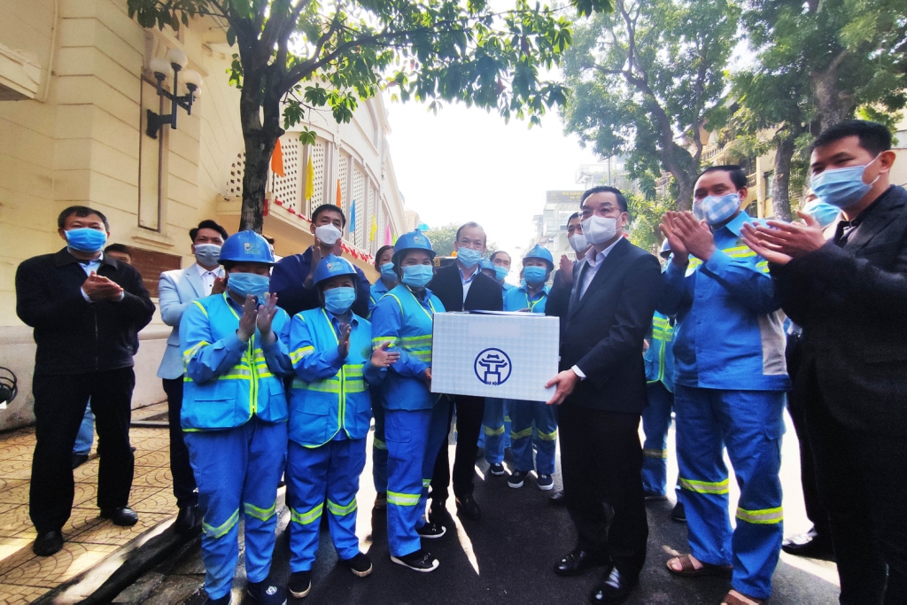 Chủ tịch UBND TP Hà Nội Chu Ngọc Anh tặng quà, động viên công nhân vệ sinh môi trường XN Urenco Hoàn Kiếm